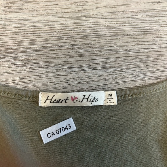 HEART & HIPS fitted short sleeve olive green dress. Front buttons. - Picture 6 of 6